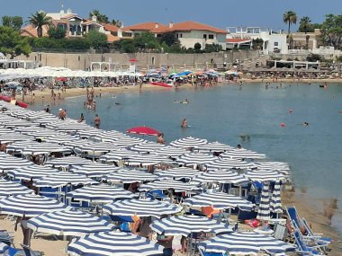 Güneşli bir yaz gününde denizden manzara