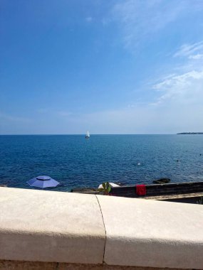 İtalya 'daki Akdeniz kıyısındaki deniz manzarası 