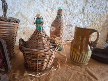 Hasır bir sepet ve bir şişe şarap ve cam ile dikey bir çekim.