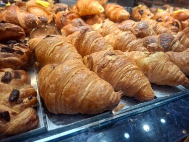 Fırında taze kruvasan.