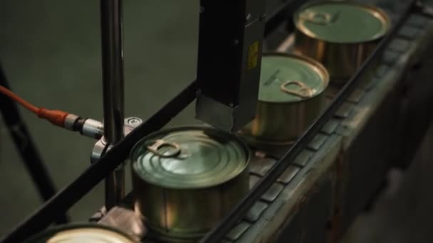 把生产日期放在容器上的机器 制造厂 — 图库视频影像