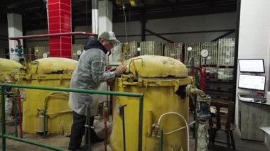 Otoklava konserve yiyecek konservesi taşıyorum..