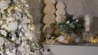 Güzel beyaz bir Noel ağacı ve Noel süslemeleri.