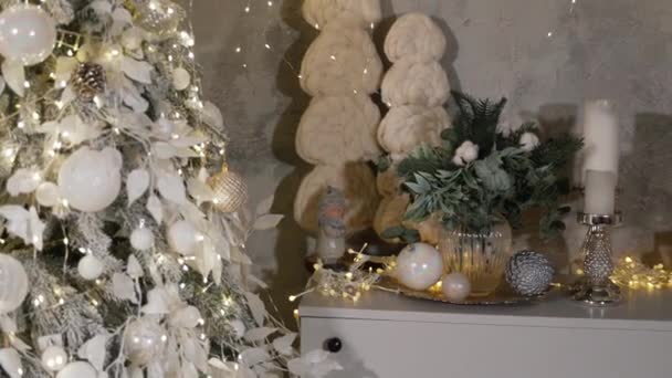美しい白いクリスマスツリーとクリスマスの装飾 — ストック動画