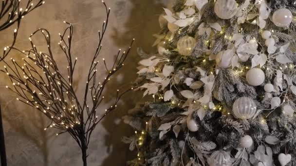 一棵美丽的白色圣诞树和圣诞装饰品 — 图库视频影像