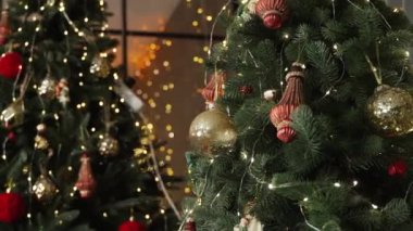 Güzel bir Noel ağacı ve Noel süslemeleri.