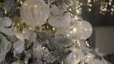 Güzel beyaz bir Noel ağacı ve Noel süslemeleri.