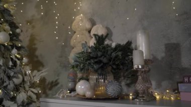 Güzel beyaz bir Noel ağacı ve Noel süslemeleri.