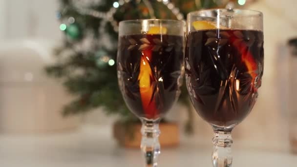 Vinho Quente Perfumado Fundo Uma Árvore Natal — Vídeo de Stock