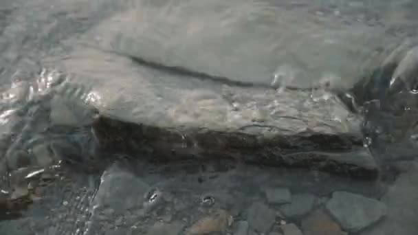 Wellen Krachen Wasser Gegen Einen Stein — Stockvideo
