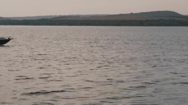 Uma Lancha Navega Através Lago — Vídeo de Stock