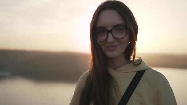 Una Hermosa Chica Mira Cámara Puesta Sol — Vídeos de Stock