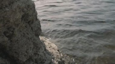 Küçük dalgalar kayaya çarptı..