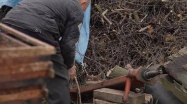 Bir adam odun kırmaya hazırlanıyor..