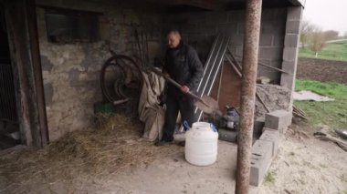 Yaşlı adam bir kürek aldı ve bahçeye gitti..