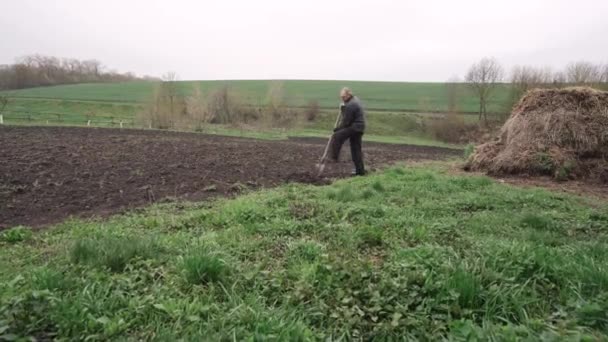 男はシャベル付きの庭を掘る — ストック動画