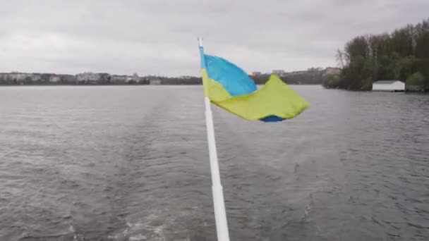 Прапор України Тлі Великого Озера — стокове відео