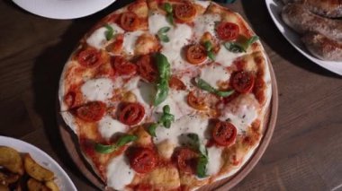 Tahta tepside Margherita pizza..