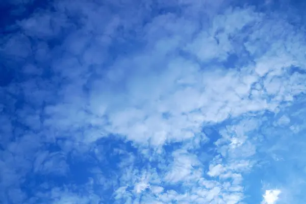 明確な青空の背景パノラマ 美しい雲景色の広いパノラマビュー 曇った空の背景に白い累積雲 — ストック写真