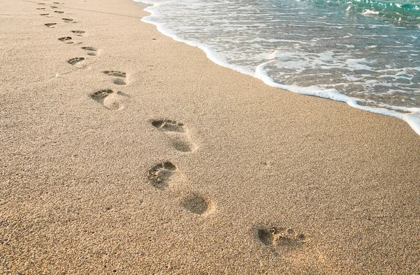 Пляж Волны Следы Течение Дня Фон Текстуры Следы Человеческих Ног — стоковое фото