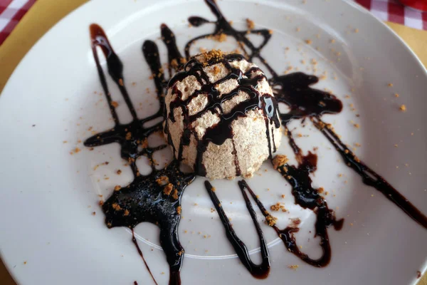 Milk Ice Cream Scoop Covered Chocolate Sauce Plate Condiments Restaurant — Stock Photo, Image
