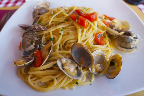 해산물의 이탈리아 와인에서 조개와 스파게티와 — 스톡 사진