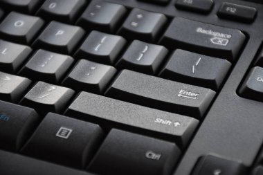 Siyah renkli yakın plan klavye. Siyah renk kapatma görünümünün PC klavyesi