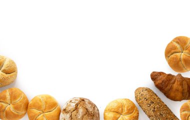 Ekmek ve rulo ekmekler dahil çeşitli fırın ürünleri.