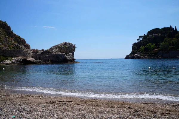 Taormina Sicilya, sahil manzaralı. Sicilya, Taormina 'daki Isola Bella Kayalık Adası