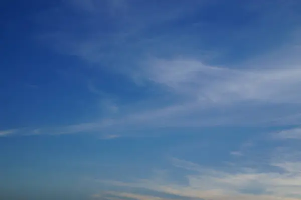 明確な青空の背景パノラマ 美しい雲景色の広いパノラマビュー 曇った空の背景に白い累積雲 — ストック写真