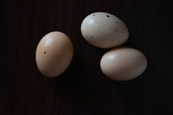 Siyah Ahşap Arka Planda Sıralanmış Çiftlik Yumurtaları — Stok fotoğraf