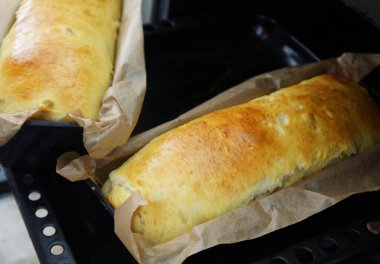 Fırının önündeki tepside, Paskalya Romen ekmeği. Noel veya Paskalya için geleneksel tatlı ekmek