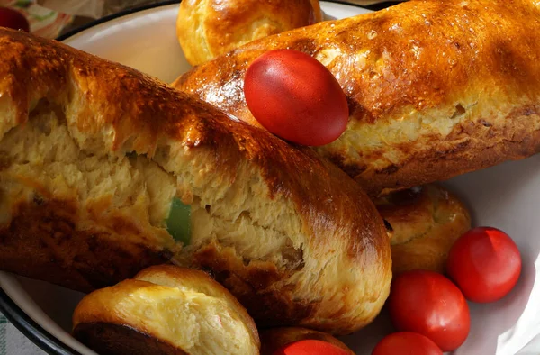 Páscoa Pão Romeno Pão Doce Tradicional Para Páscoa Ovos Vermelhos — Fotografia de Stock