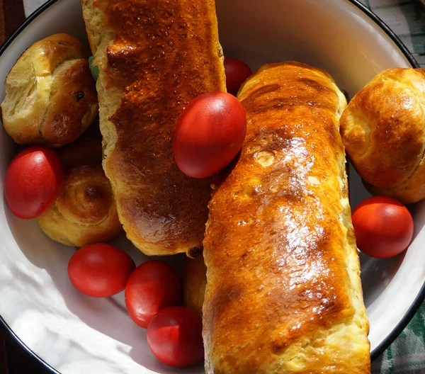 Wielkanoc Rumuński Chleb Tradycyjny Słodki Chleb Wielkanoc Czerwone Jajka — Zdjęcie stockowe