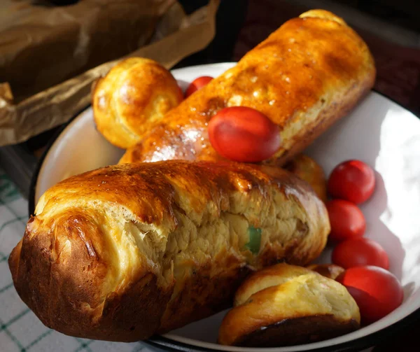 Wielkanoc Rumuński Chleb Tradycyjny Słodki Chleb Wielkanoc Czerwone Jajka — Zdjęcie stockowe