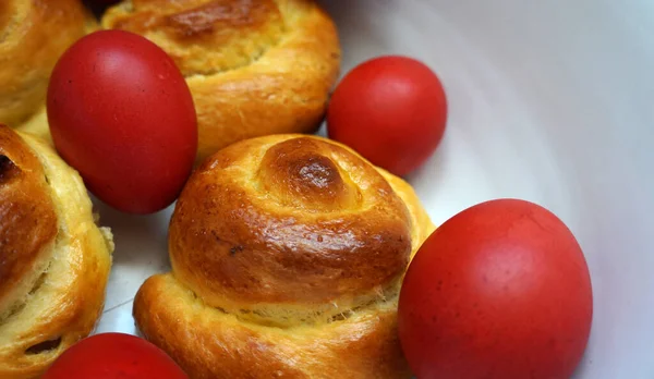 复活节面包和一个碗里的红蛋 罗马尼亚传统食品 罗马尼亚甜面包包 — 图库照片
