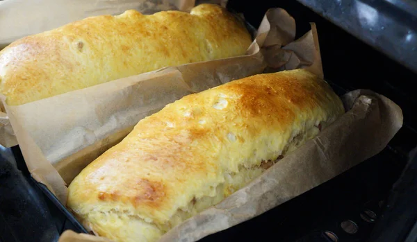 复活节罗马尼亚面包 放在烤箱前面的盘子里 圣诞节或复活节的传统甜面包 — 图库照片