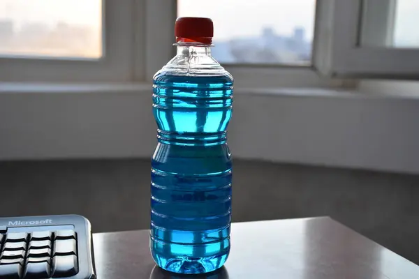 Garrafa Álcool Sanitária Uma Mesa Madeira Azul Esfregando Garrafa Álcool — Fotografia de Stock