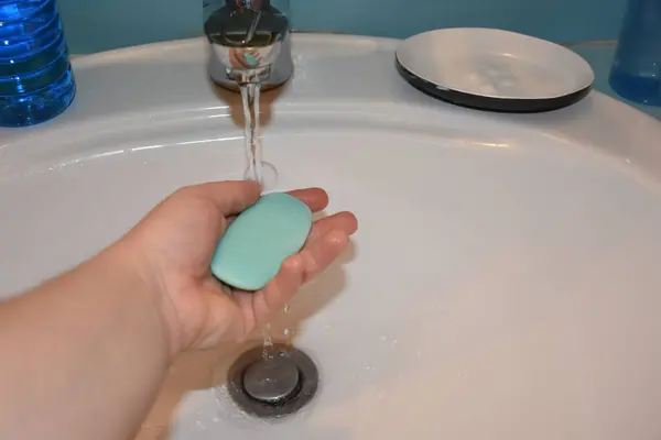 Kvinnan Tvättar Händerna Med Tvål Badrummet Närbild Hygien Och Tvätta — Stockfoto