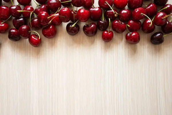 Cerejas Vermelhas Frescas Fundo Madeira — Fotografia de Stock