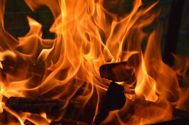 Yangın alevleri siyah arkaplanda kapanıyor. Koyu arkaplanda yangın. Yüksek kalite fotoğraf