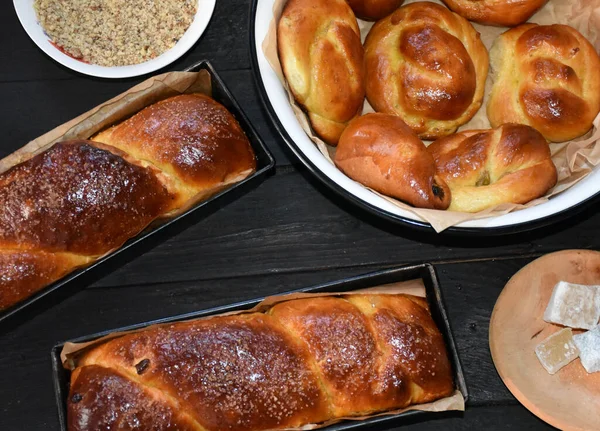 罗马尼亚传统的Cozonac甜面包盘在木制黑桌土耳其喜悦 坚果和面包面包 高质量的照片 — 图库照片