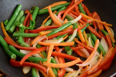 Evde tavada kızartılmış sebzeleri karıştır. Yakın plan çekimde çeşitli sebzeleri karıştırmak. Yüksek kalite fotoğraf