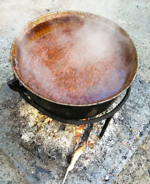Zacusca Rumuński Preparat Spożywczy Gotowanie Rumuńskiego Zacusca Przy Pożarze Drewna — Zdjęcie stockowe