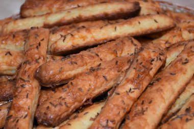 Ev yapımı krakerler peynir ve kimyon, tuzlu krakerler, peynir çubukları. Yüksek kalite fotoğraf