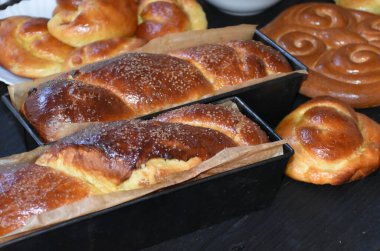 Ölenler için Romen tatlıları, Pomana veya Parastas. Rumen dia de muertos gelenekleri, geleneksel tatlılar, kek ve fırında çörekler, cozonac, colaci, capat, arhanghel, prescura. Mosii de toamna