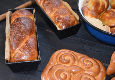 Ölenler için Romen tatlıları, Pomana veya Parastas. Rumen dia de muertos gelenekleri, geleneksel tatlılar, kek ve fırında çörekler, cozonac, colaci, capat, arhanghel, prescura. Mosii de toamna