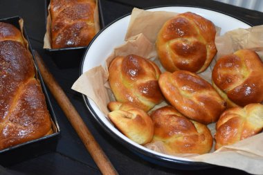 Ölenler için Romen tatlıları, Pomana veya Parastas. Rumen dia de muertos gelenekleri, geleneksel tatlılar, kek ve fırında çörekler, cozonac, colaci, capat, arhanghel, prescura. Mosii de toamna