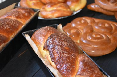 Ölenler için Romen tatlıları, Pomana veya Parastas. Rumen dia de muertos gelenekleri, geleneksel tatlılar, kek ve fırında çörekler, cozonac, colaci, capat, arhanghel, prescura. Mosii de toamna