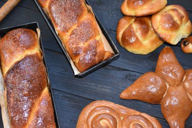 Ölenler için Romen tatlıları, Pomana veya Parastas. Rumen dia de muertos gelenekleri, geleneksel tatlılar, kek ve fırında çörekler, cozonac, colaci, capat, arhanghel, prescura. Mosii de toamna